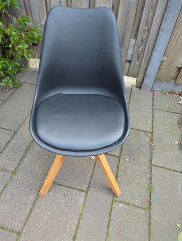 Zwarte Eetkamerstoel met Houten Poten beschikbaar voor biedingen