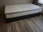Zwarte onderstel twijfelaarbed , met matras en topper, Huis en Inrichting, Slaapkamer | Boxsprings, Ophalen, Zo goed als nieuw