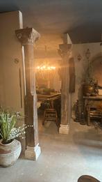 Oude houten pilaar uit india met betonnen en houten poer, Ophalen