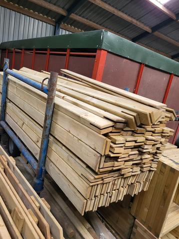 Balken planken geimpregneerd regels hout tuinhout bewerkt