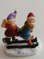 Kerst dorp figuurtje 2 kinderen op ski, Ophalen of Verzenden, Zo goed als nieuw