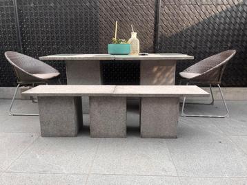 Natuursteen tafel met bank en twee wicker stoelen beschikbaar voor biedingen