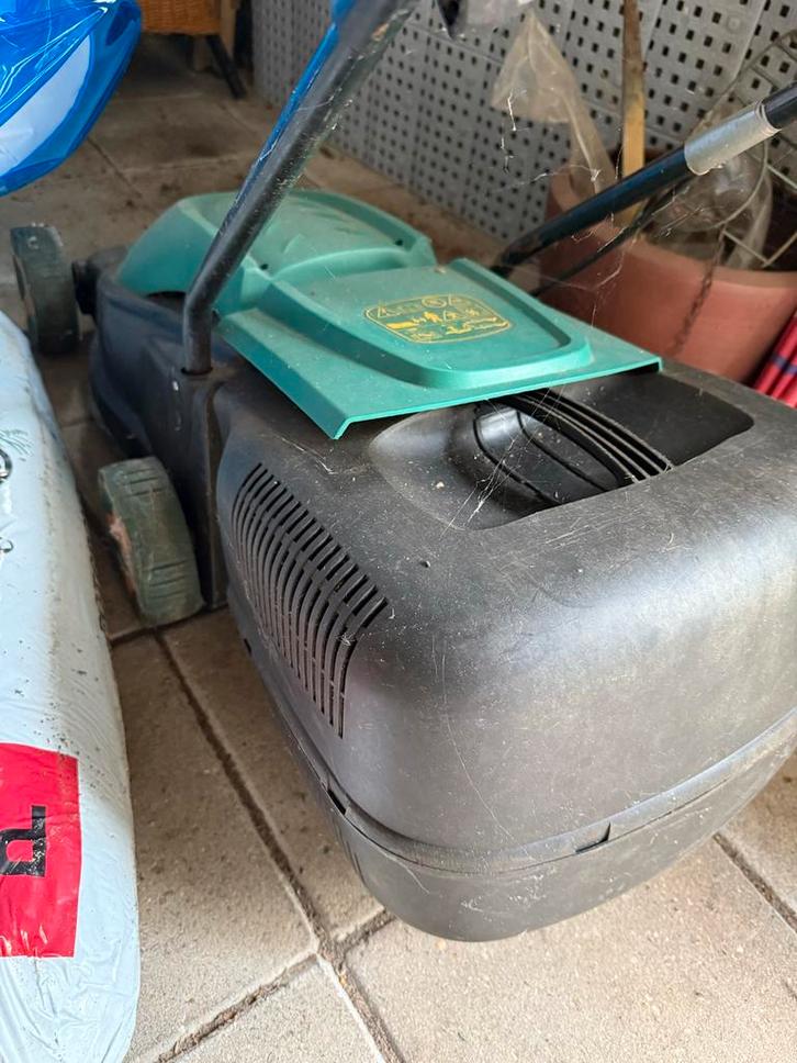 Black & Decker Grasmaaier, Tuin en Terras, Grasmaaiers, Gebruikt, Elektrische grasmaaier, 30 t/m 39 cm, Cirkelmaaier, Opvangzak