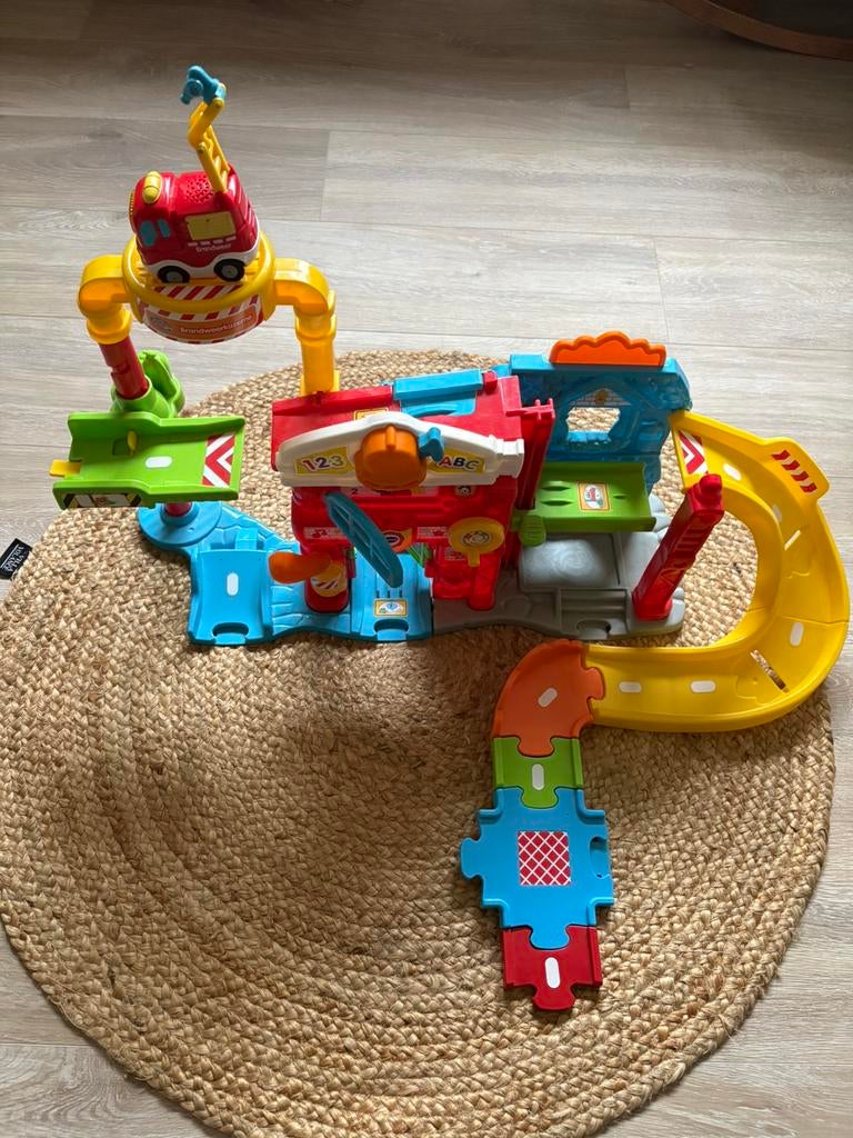 Toet Toet brandweerkazerne met Bas Brandweer, Ophalen of Verzenden, Gebruikt, 2 tot 4 jaar