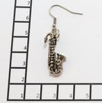 Saxofoon 1 Heren oorbel €5,50 inclusief verzendkosten postnl, Marktplaats@koningsieraden.nl, Overige materialen, Hangers, Verzenden