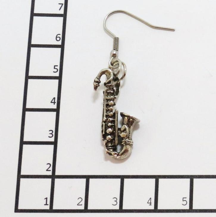 Saxofoon 1 Heren oorbel €5,50 inclusief verzendkosten postnl, Sieraden, Tassen en Uiterlijk, Oorbellen, Nieuw, Hangers, Overige materialen