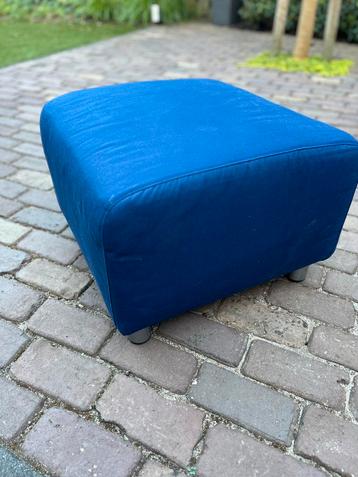 Blauwe poef beschikbaar voor biedingen