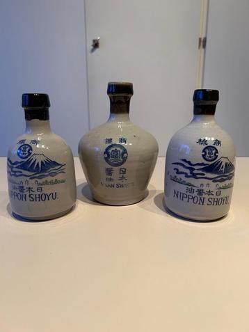 Drie Vintage Nippon Shoyu Kruiken beschikbaar voor biedingen