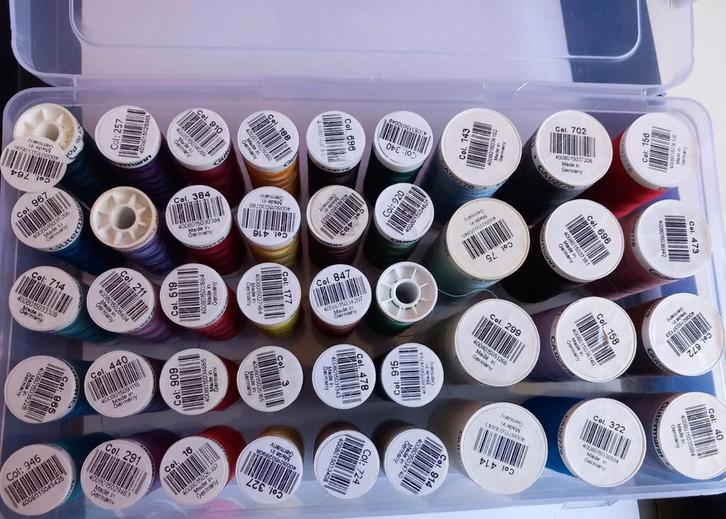 Naaigaren doos met gutermann klossen naaigaren., Hobby en Vrije tijd, Naaien en Fournituren, Ophalen of Verzenden