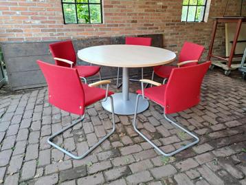 Degelijke, stevige ronde tafel met 4 stoelen! beschikbaar voor biedingen