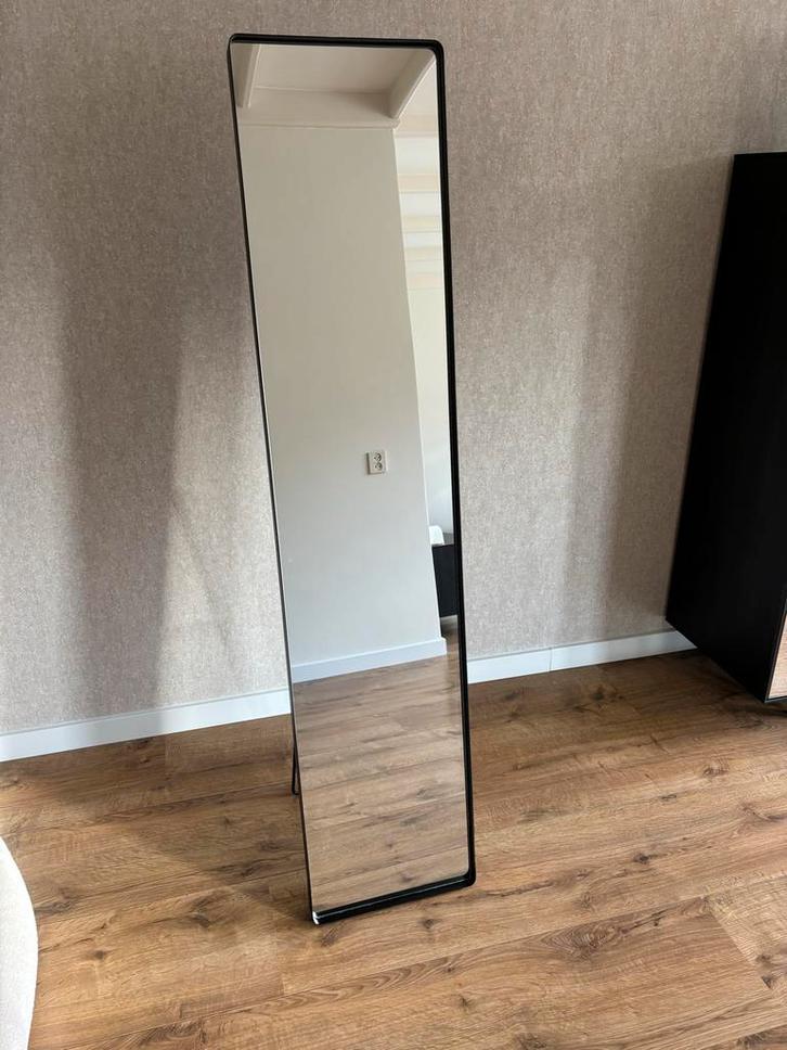 Passpiegel met zwarte metalen rand, Huis en Inrichting, Woonaccessoires | Spiegels, Zo goed als nieuw, Minder dan 50 cm, 150 tot 200 cm