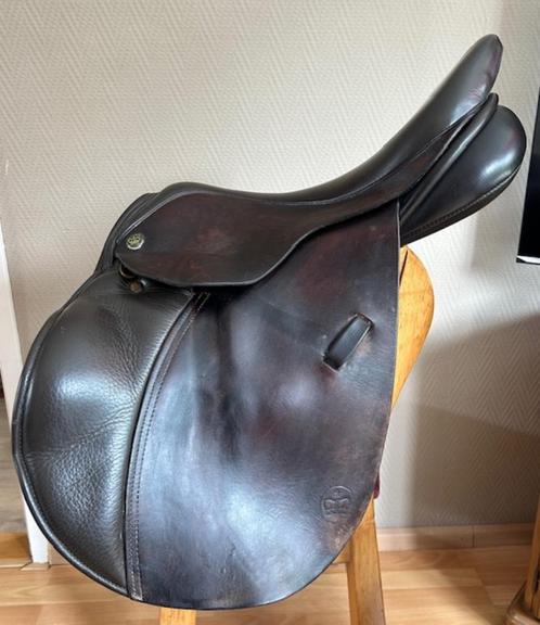 Bruin Kings springzadel 17.5 inch, Dieren en Toebehoren, Paarden en Pony's | Zadels, Gebruikt, Springen, Ophalen