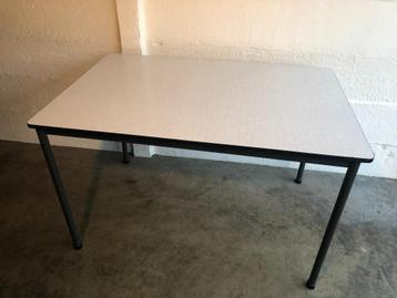 Industriële vintage eettafel, vintage design beschikbaar voor biedingen