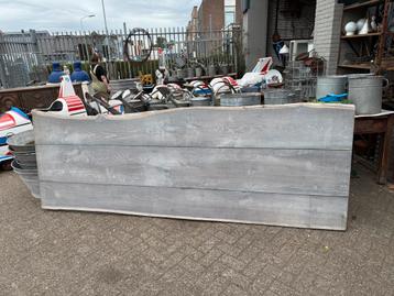 Zwaar houten tafelblad beschikbaar voor biedingen