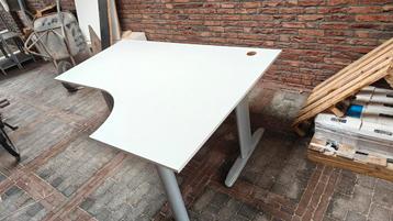 Hoekbureau beschikbaar voor biedingen
