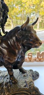 Franse bronzen stier pendule: Cupidon et Le Taureau, Antiek en Kunst, Antiek | Klokken, Ophalen of Verzenden