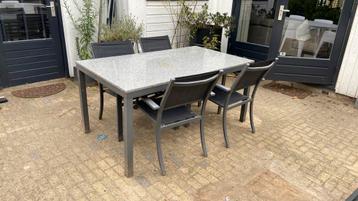 Stevig en stijlvol tuinstel met granieten tafelblad 4stoelen beschikbaar voor biedingen
