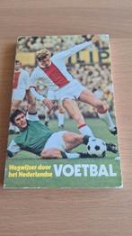 Wegwijzer door Nederlandse VOETBAL, Verzamelen, Ophalen of Verzenden, Zo goed als nieuw, Overige binnenlandse clubs, Boek of Tijdschrift