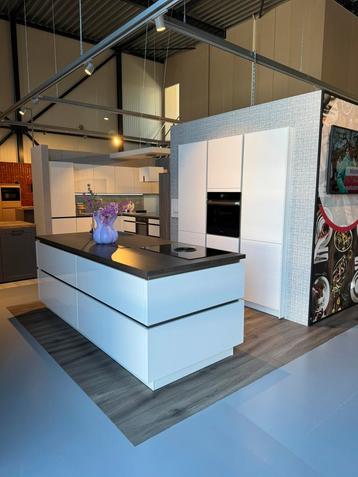 Keuken met kookeiland  beschikbaar voor biedingen