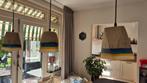 Drie eetafellampen, beton en blauw/gele kap inclusief bak, Huis en Inrichting, Lampen | Hanglampen, Ophalen, Overige materialen