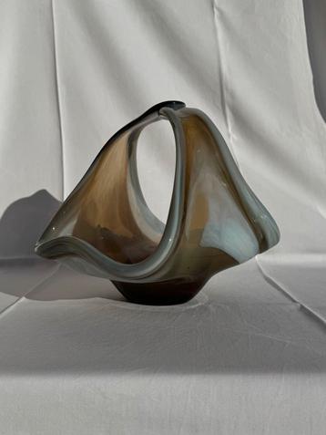 Glazen mand beschikbaar voor biedingen