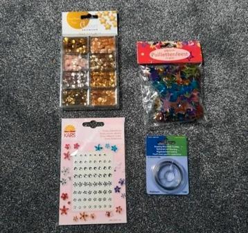 Diverse pailletten strass plaksteentjes en rijgdraad beschikbaar voor biedingen