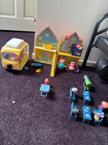 Peppa Pig Speelset met Huis en Bus beschikbaar voor biedingen