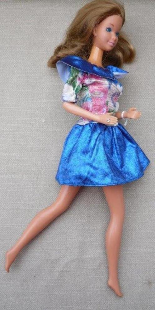 Leuke Barbie met mooi jurkje met felblauwe accenten, Verzamelen, Poppen, Gebruikt, Pop, Ophalen of Verzenden