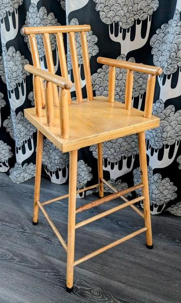 Retro houten kinderstoel beschikbaar voor biedingen