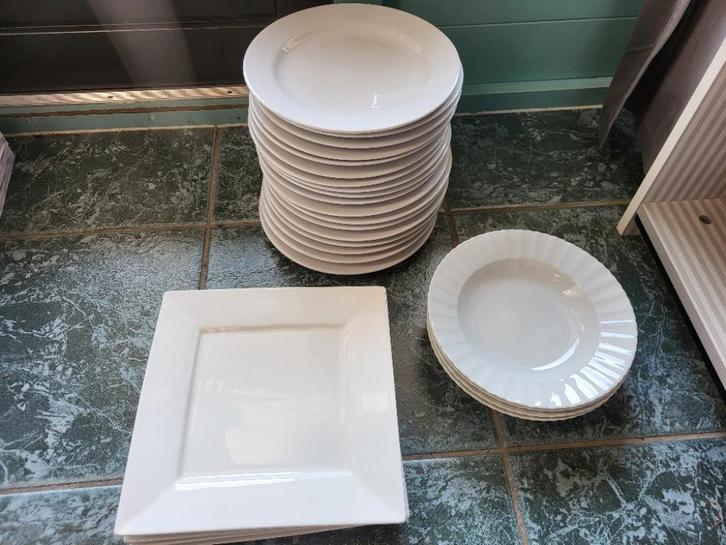 Diverse borden, dinerborden, rond en vierkant, totaal 14, Huis en Inrichting, Keuken | Servies, Gebruikt, Bord(en), Ophalen