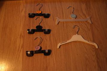 5x DIVERSEN KINDER KNAAPJES/KLEDING HANGERS beschikbaar voor biedingen