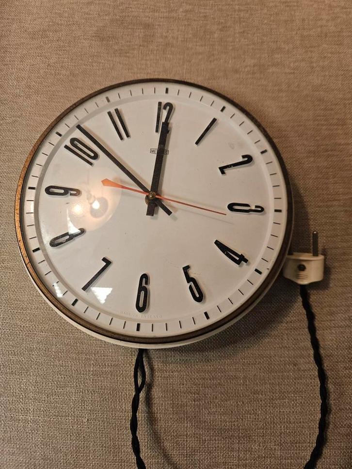 Metamec Elektrische Wandklok - Glijdende Seconde, Huis en Inrichting, Woonaccessoires | Klokken, Gebruikt, Wandklok, Analoog, Ophalen of Verzenden
