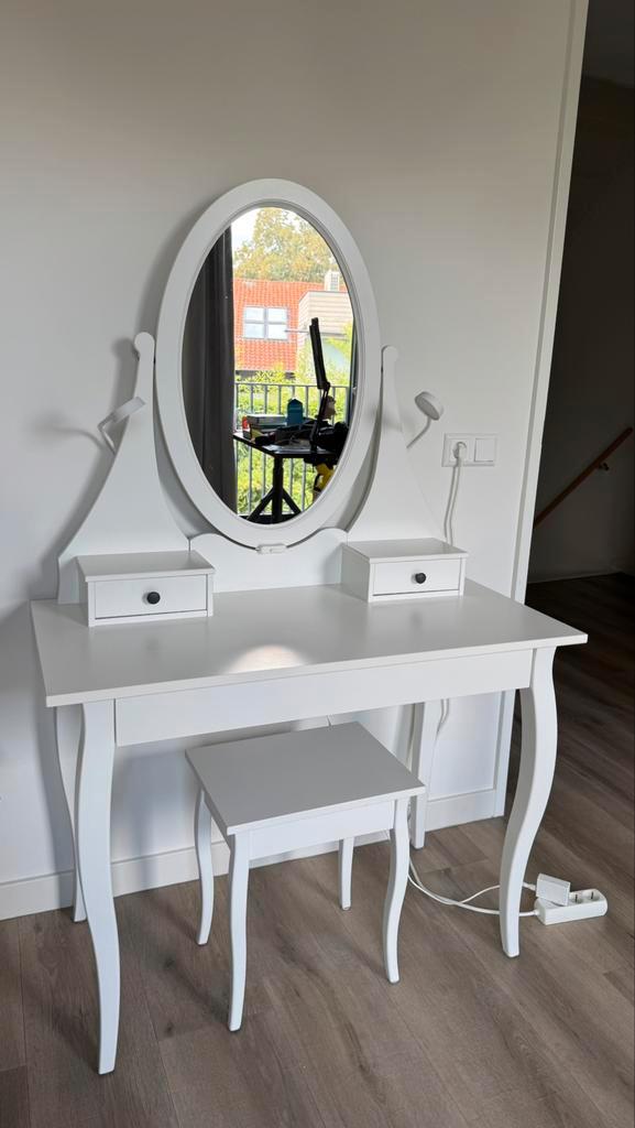 Dressing table with mirror Hemnes, chair and lights 150100, Huis en Inrichting, Tafels | Kaptafels, Gebruikt, 150 tot 200 cm, 50 tot 100 cm