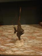 Bronzen vis sculptuur op stenen voet, Antiek en Kunst, Ophalen