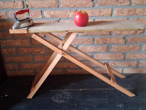 Leuke Vintage kinderstrijplank met strijkijzer 1950, Antiek en Kunst, Antiek | Speelgoed, Ophalen of Verzenden