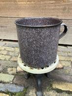 Bruin emaille beker, Ophalen