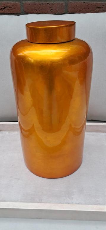 Decoratieve pot met deksel beschikbaar voor biedingen