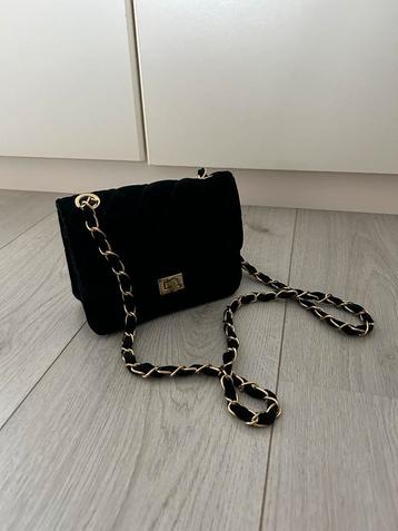 Minimalistische stoffen schoudertas beschikbaar voor biedingen