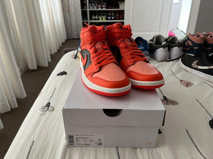 Nike Air Jordan 1 Mid Orange and Black - 38,5, Kleding | Dames, Schoenen, Nieuw, Sneakers of Gympen, Zwart, Ophalen of Verzenden