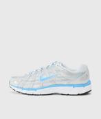 Nike P-6000 'Metallic Silver University Blue’ - maat 43, Overige kleuren, Nike, Nieuw, Ophalen of Verzenden