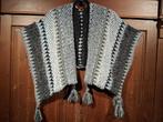 mooie gebreide poncho zwart grijs wit geel One Size, Kleding | Dames, Ophalen of Verzenden, Nieuw, Overige kleuren, Trui of Vest