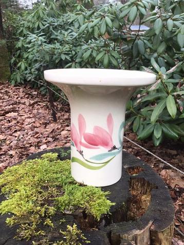 Oude vaas met magnolia bloemen, handgeschilderd. beschikbaar voor biedingen