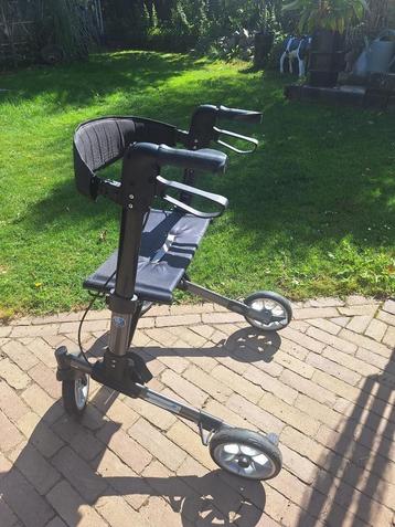 Twee rollators, een licht-gewicht en een 'old-skool' beschikbaar voor biedingen