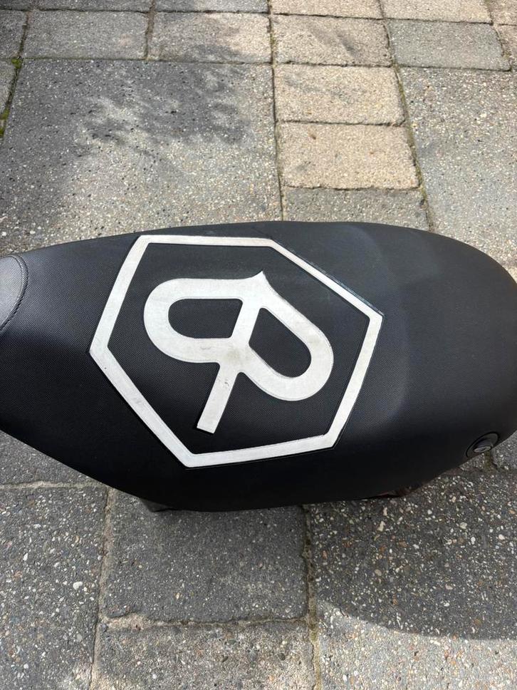 Zip sp zadel wit logo, Fietsen en Brommers, Brommeronderdelen | Snorfietsen, Zo goed als nieuw, Piaggio, Zadel, Ophalen of Verzenden