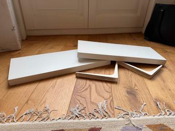 2 IKEA wandplanken wit 60 cm breed met beugels beschikbaar voor biedingen