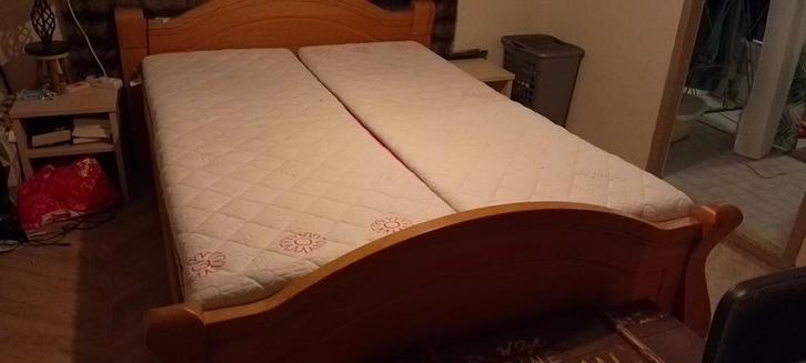 Licht eiken bed met matrassen + nachtkastjes, Huis en Inrichting, Slaapkamer | Bedden, Zo goed als nieuw, Tweepersoons, 180 cm