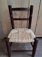 Vintage donkerhouten kinderstoeltje met rieten zitting, Ophalen of Verzenden, Gebruikt, Overige typen