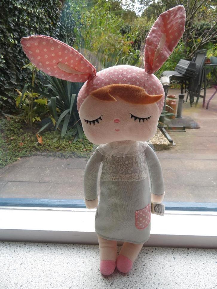 Pop met jurk en konijnenoren merk Metoo meet ca 35 cm, Kinderen en Baby's, Speelgoed | Knuffels en Pluche, Zo goed als nieuw, Overige typen