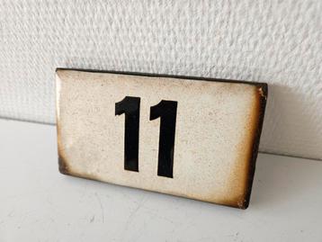 Emaille huisnummer 11 beschikbaar voor biedingen