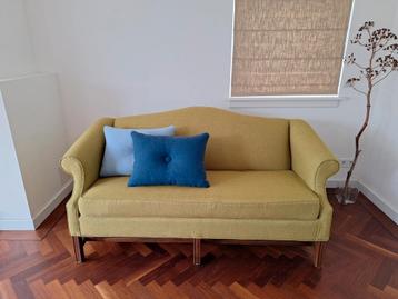 Prachtige bank sofa in een fris groene kleur beschikbaar voor biedingen
